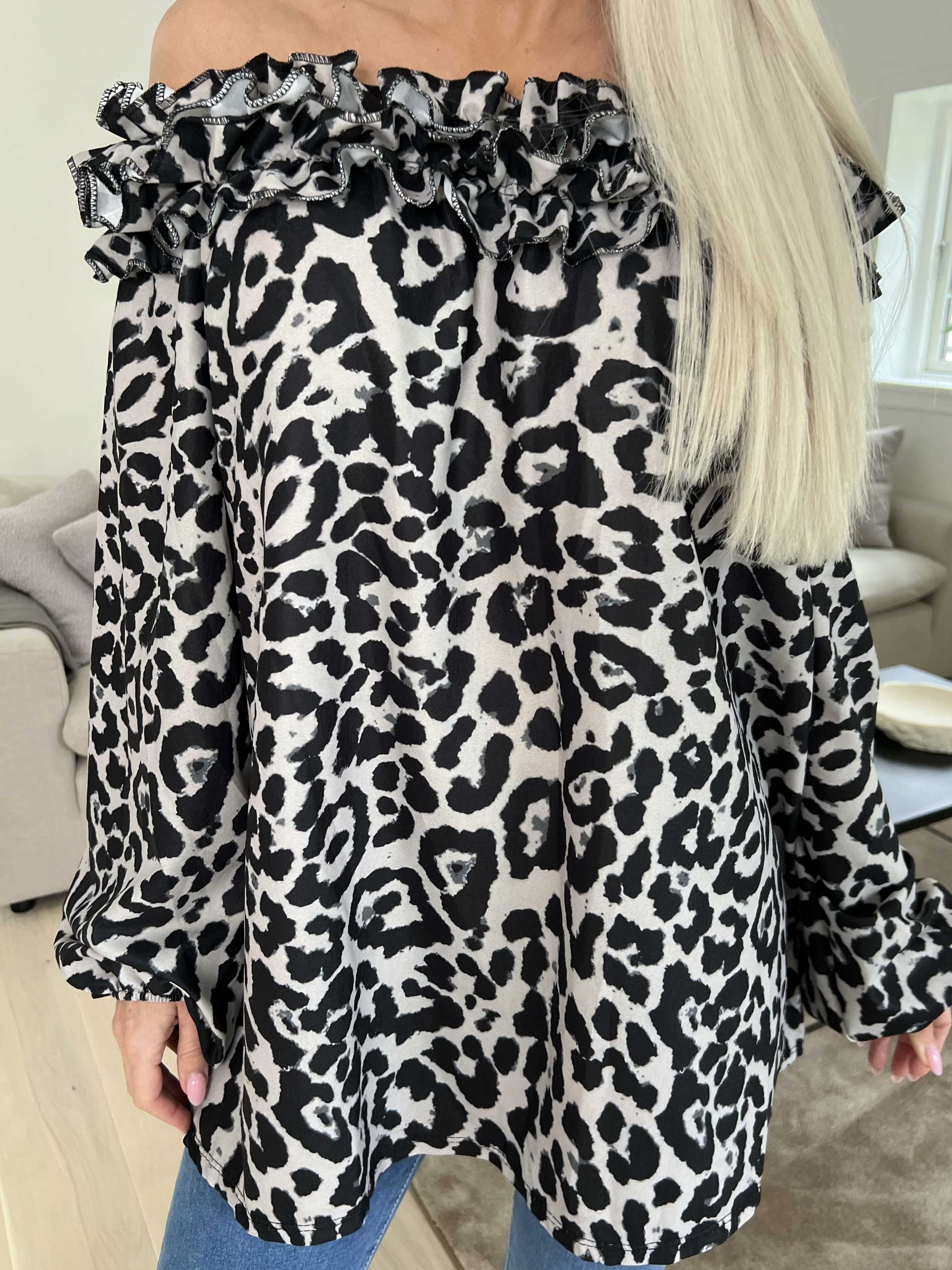 Chili Leo - Fineste tunika i leopardprint med flæser i udskæringen